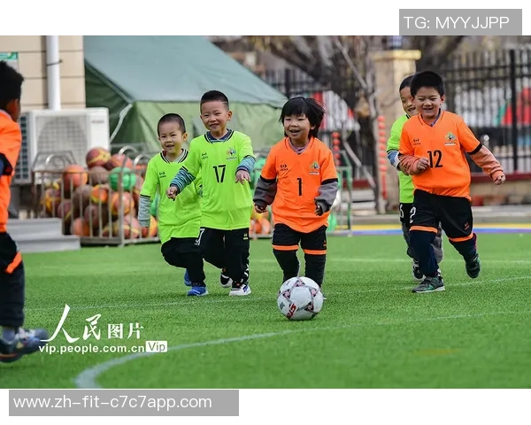 足球何欢：探讨足球运动带来的快乐与团结精神的深刻意义